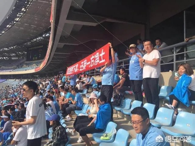 一方与上港的比赛，大连看台出现大片球迷的骚动，这是什么情况？到底发生了什么？