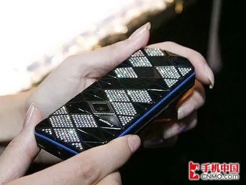 诺基亚7500Prism闪亮水晶版跌破2K大关