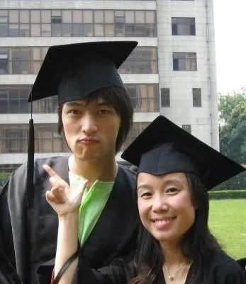 陈瑶晒学士服毕业照素颜清丽可爱，还有哪些明星晒过自己的毕业照，谁的最好看？