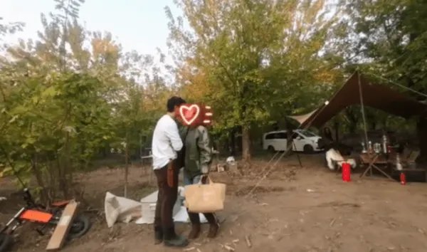 霍思燕庆生现场曝光，嗯哼送妈妈手绘贺卡好温馨，这一家的氛围如何？