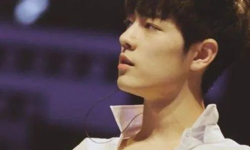 肖战被私生饭撞肿额头,为什么坦言生日愿望是想见爸妈?