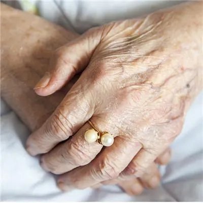 年轻人手抖是什么原因