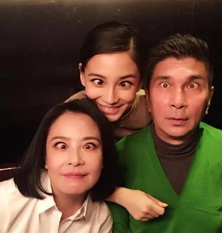 黄晓明baby和家人合影照片放送 赞“颜值高的一家三口”