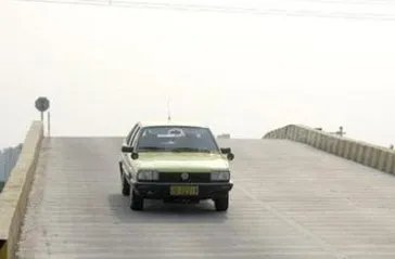 上海一教练车坠河致1人死亡，造成此事故的原因是什么？