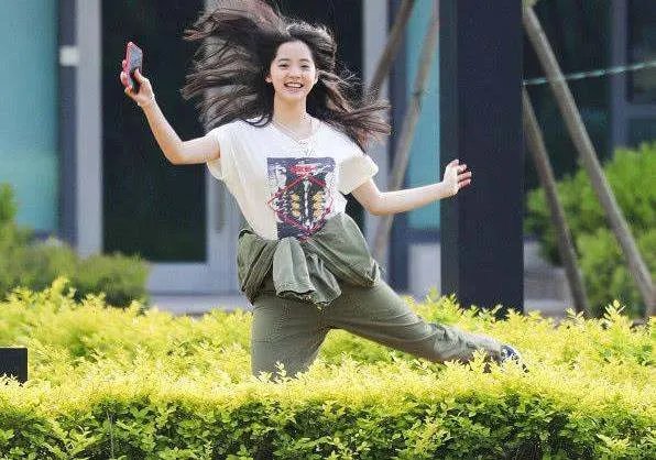 欧阳娜娜童年照够可爱了，宋祖儿的更加惊艳，她们童年时期是什么样？