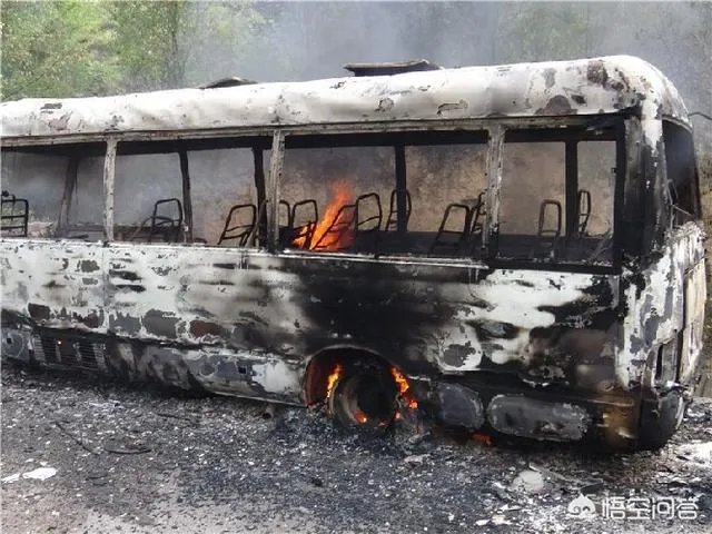 杭宁高速长兴段奔驰车狂飙逼停大巴救下40多人, 你怎么看？