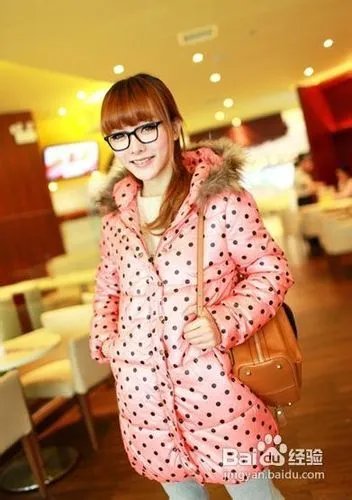 教你波点羽绒服穿出青春感