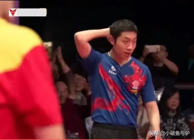 许昕最后一击战胜王楚钦瞬间，为何摸着自己的后脑勺直摇头，如何解读这一举动？
