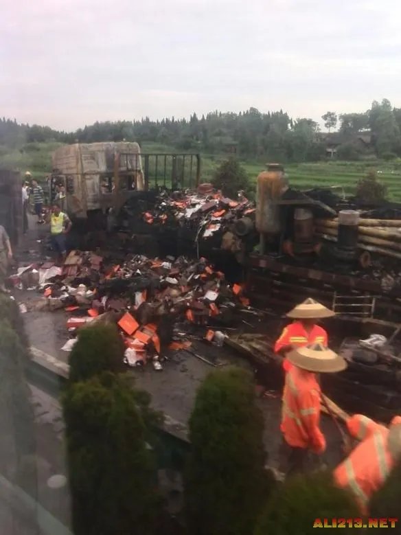 湖南发生严重车祸 货车大巴相撞爆炸仅4人逃出