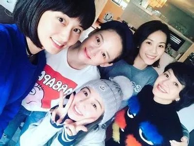 陈乔恩合影七朵花有哪些人?