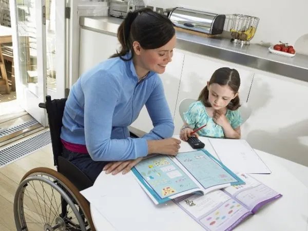 家长陪孩子写作业急到心梗,为什么陪小孩做作业容易暴躁?