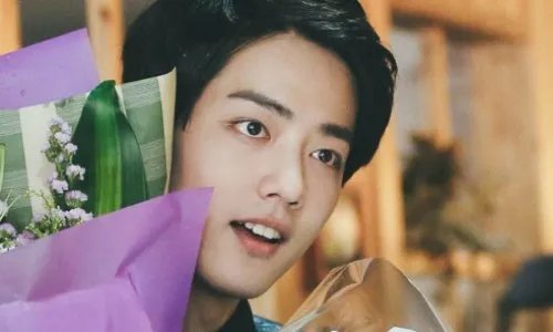 肖战被私生饭撞肿额头,为什么坦言生日愿望是想见爸妈?