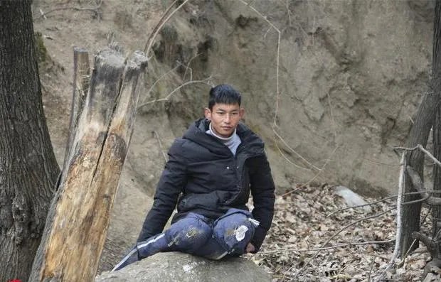 当年双腿截肢爬行26年的小伙