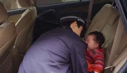 2岁男童被遗忘轿车内9小时身亡,他的父母竟如此疏忽?