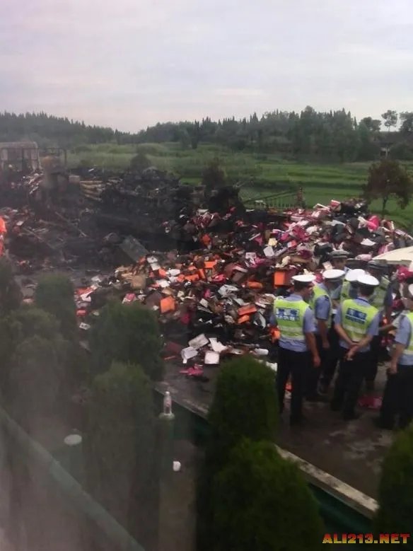 湖南发生严重车祸 货车大巴相撞爆炸仅4人逃出