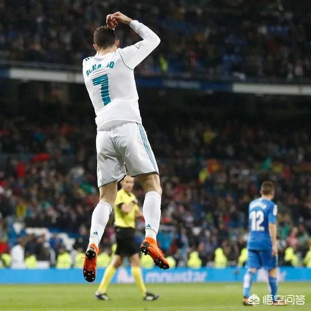 c罗队友进球为啥举手