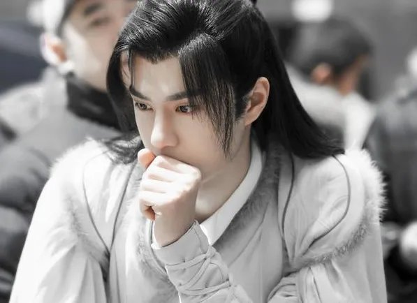 《有翡》中,谢允的真实身份是什么?