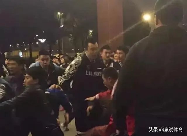 辽篮当初输掉总决赛之后,为什么会跟场外的四川球迷发生冲突?