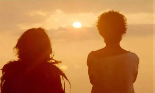 女生发“伤感朋友圈”引前男友报警上热搜，这说明了什么？