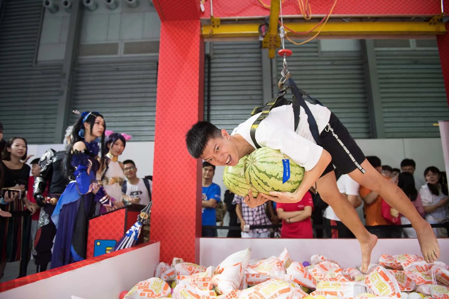 真人娃娃机到底有多好玩?不看SG只求当个娃娃夹走福利