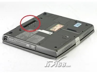 戴尔D610笔记本背面哪个带有金属触点的凹槽是做什么的?谢谢