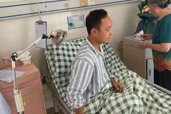 90后快递员为护小女孩挺身挡刀，是什么促使他有勇气挺身而出的?