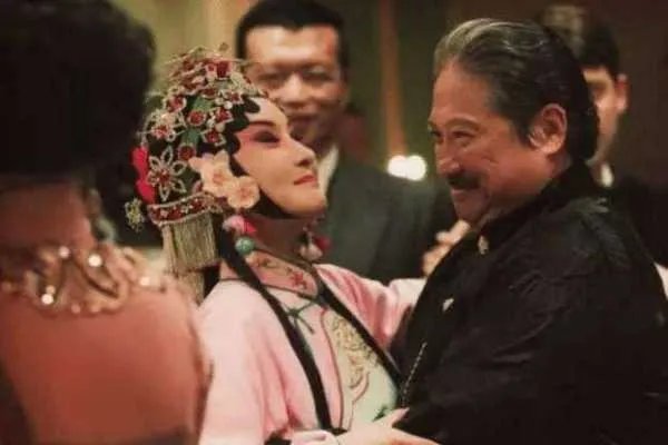 卢小嘉曾暴打黄金荣,之后卢家倒台,他的下场如何呢?