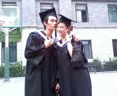 陈瑶晒学士服毕业照素颜清丽可爱，还有哪些明星晒过自己的毕业照，谁的最好看？