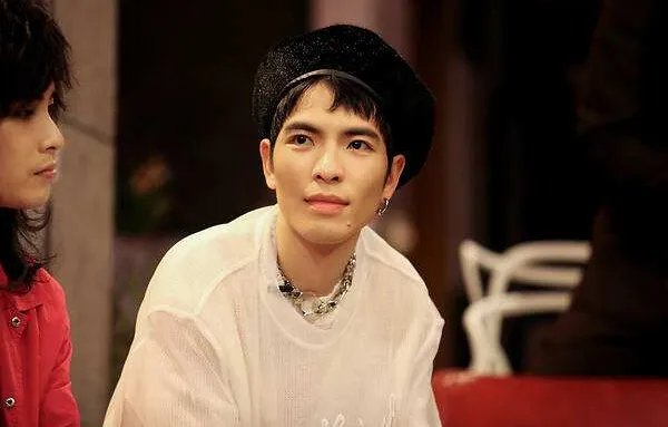 萧敬腾间接承认与经纪人恋情后，为何网友说：早就知道了？