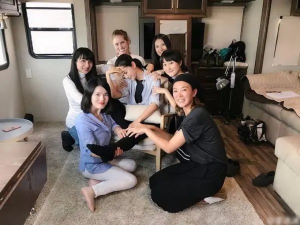 李冰冰发开工红包被网友调侃,称红包看起来很薄是怎么回事?