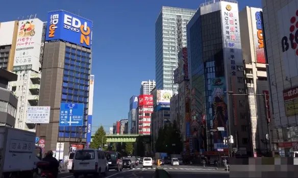 二次元的秋叶原还有纯爱，在现实中却变成了风俗街