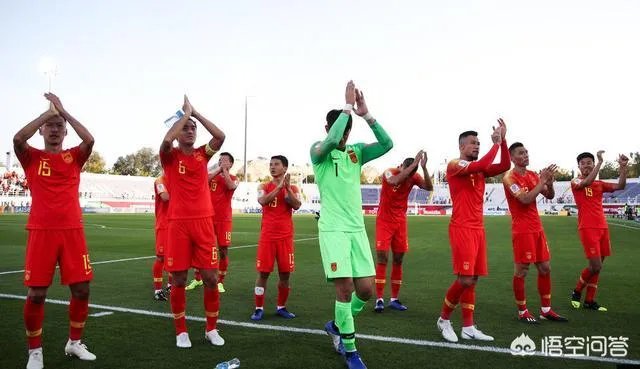 如何评价亚洲杯男足取得首胜后，中国球迷赛后主动清理观众席垃圾的行为？