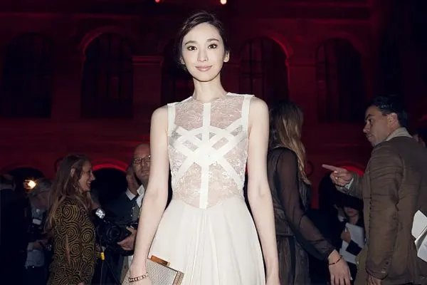 吴佩慈为男友孕育四个孩子，为什么还得不到一个名分？