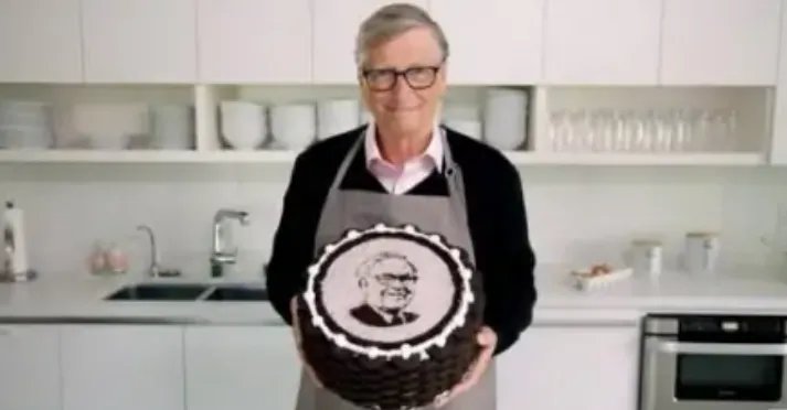 盖茨做蛋糕祝福巴菲特90岁生日，如何看待两人的友情？