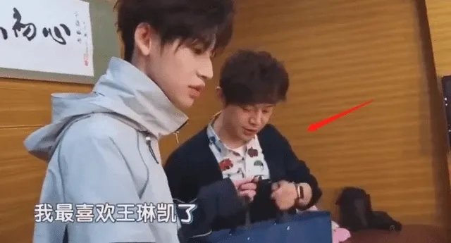 天涯八卦何炅私下人品 何炅收礼事件始末收礼现场曝光动作熟练