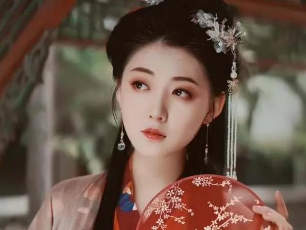 有没有类似《贵妃每天都在努力失宠》的小说？