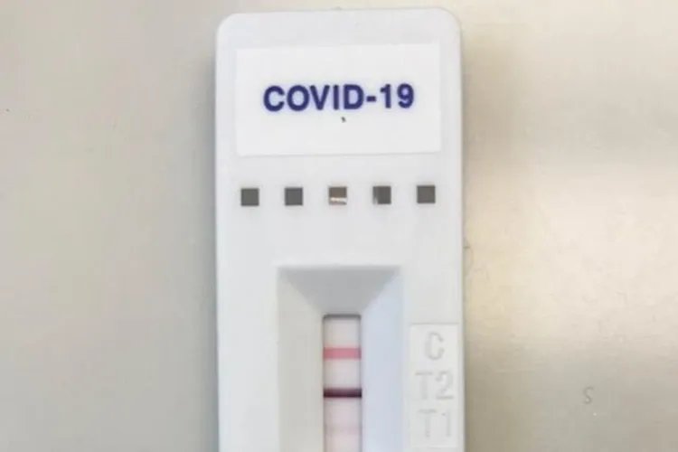 COVID-19检测试剂两条杠图片