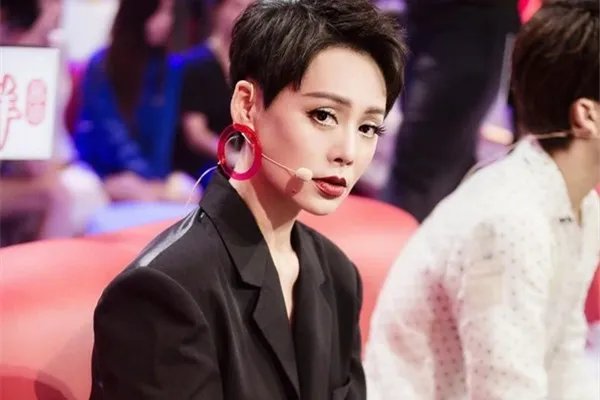 《创4》选手问宁静为什么要退团，你认为他是情商低还是胆子大？