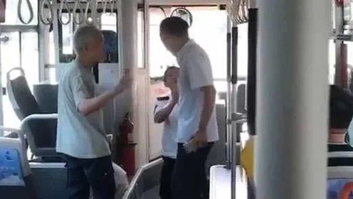 公交司机为什么给乘客下跪道歉？