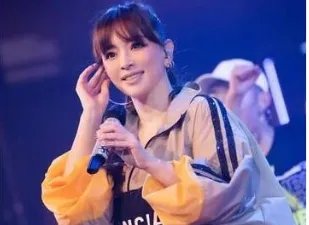 滨崎步怀二胎依然决定办演唱会，到底是敬业还是为了捞钱？