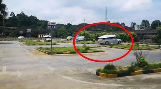 踩错刹车疯狂转圈：2分钟转了25圈画面惊人