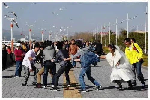 开封某新郎遇婚闹被关铁笼浇绿漆，这类习俗有必要延续吗？