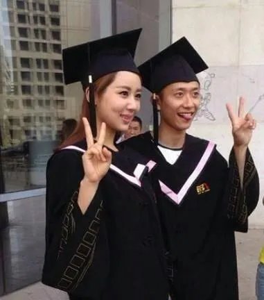 陈瑶晒学士服毕业照素颜清丽可爱，还有哪些明星晒过自己的毕业照，谁的最好看？