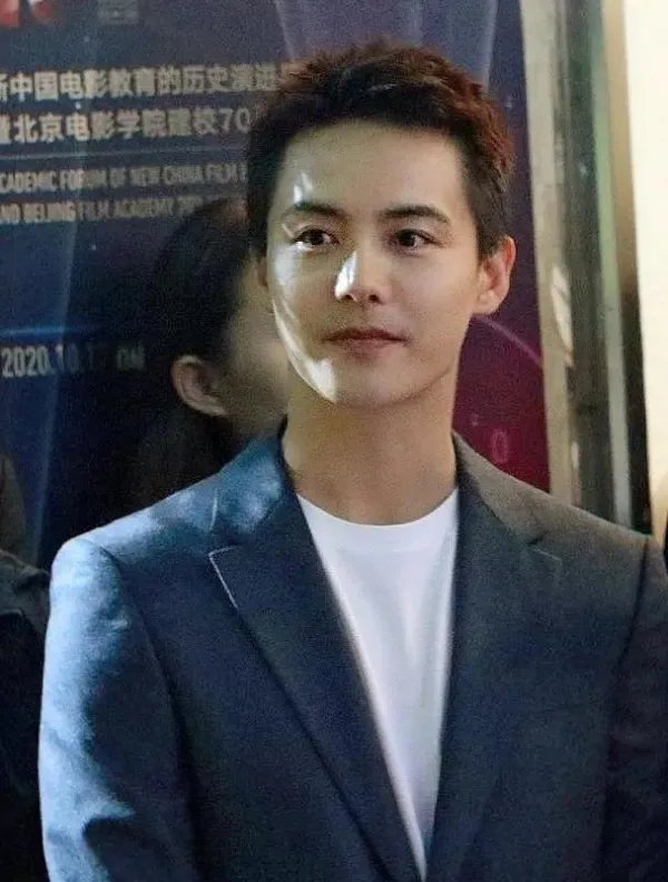 北电校庆：杨紫脸肿反被关晓彤的腿衬托成笑话吗