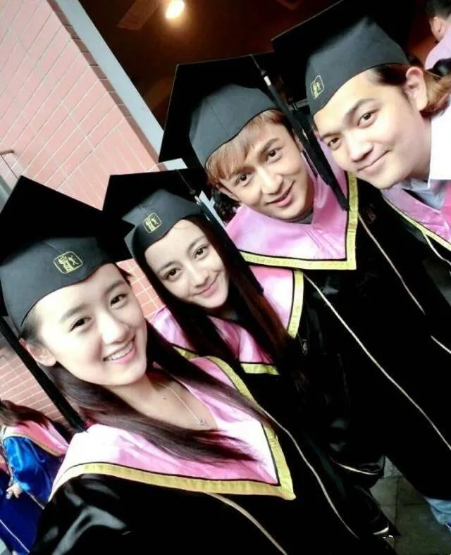 陈瑶晒学士服毕业照素颜清丽可爱，还有哪些明星晒过自己的毕业照，谁的最好看？