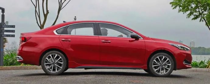 起亚k3低配和高配的差别,起亚K3低配