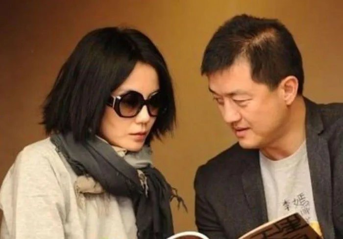 李亚鹏新恋情曝光后被偶遇，穿着休闲状态轻松，另一伴对你有何改变？