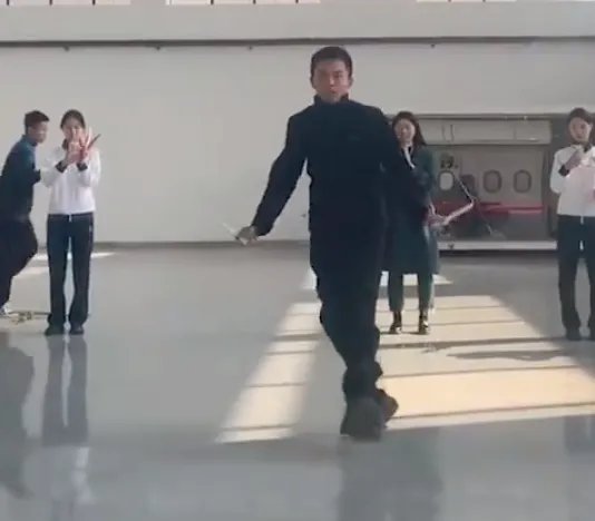内蒙小伙花式跳绳，“人绳合一”技惊四座，花式跳绳有哪些技巧？