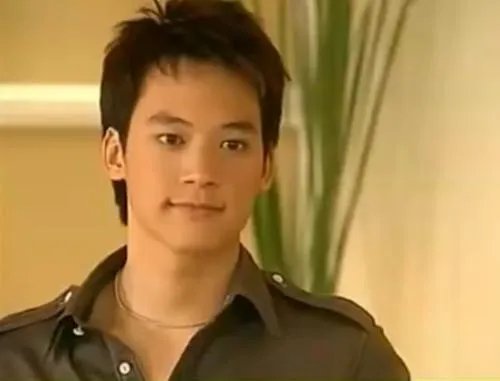 泰国版《命中注定我爱你》的男主角素格力威塞哥有什么演艺经历？