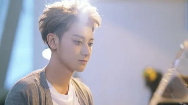 黄子韬在微博上发了IU照片后秒删引发网友猜疑，他本人对此有何回应？